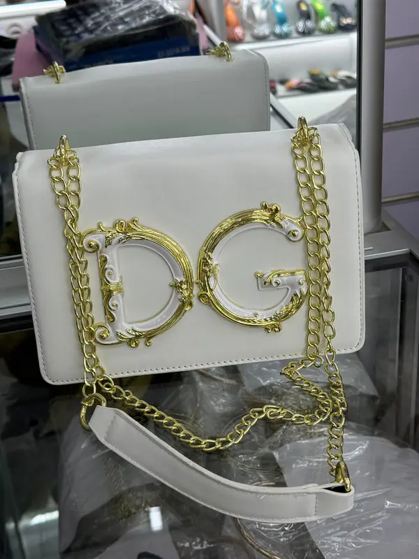 Bolsa de Ombro Branco com Corrente Dourada