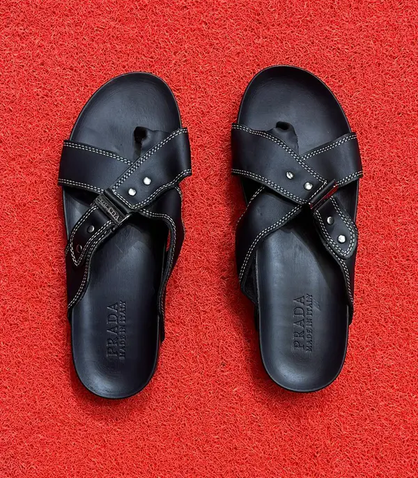 Chinelos Prada Elegance com Tachas