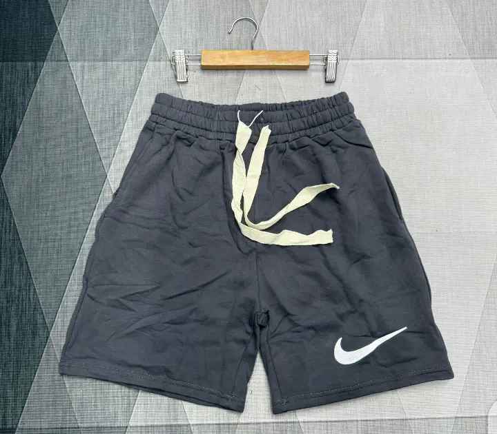 Shorts Esportivos Prada Bege · Preto / Preto