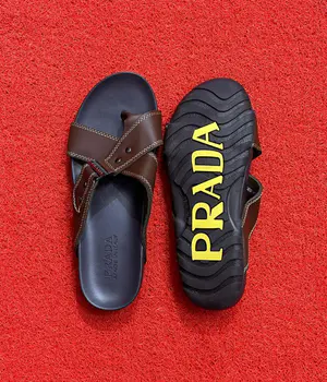 Chinelos Prada Elegance com Tachas