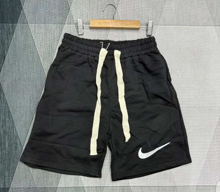 Shorts Esportivos Prada Bege · Preto · Modelo 2