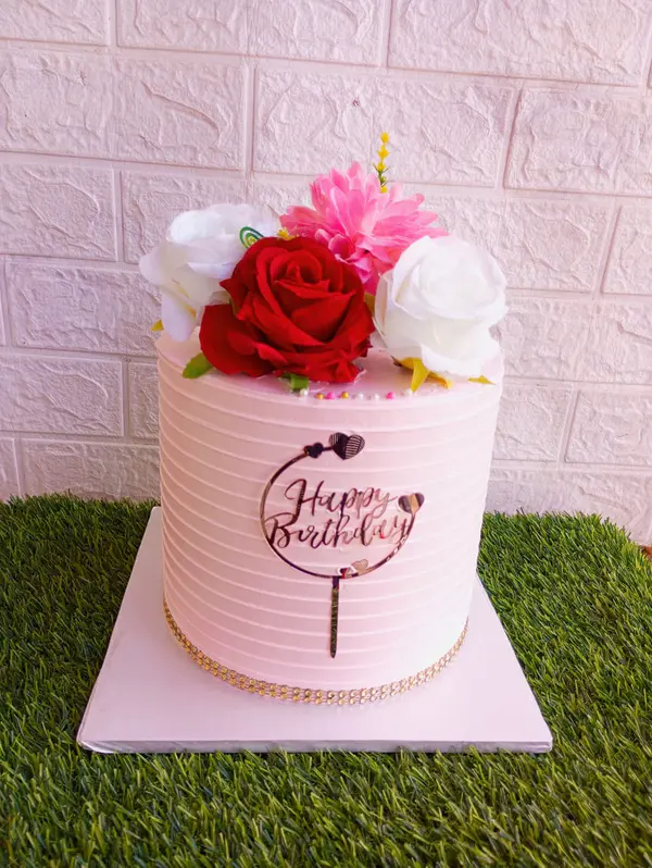 Bolo de Aniversário Rosa Elegante