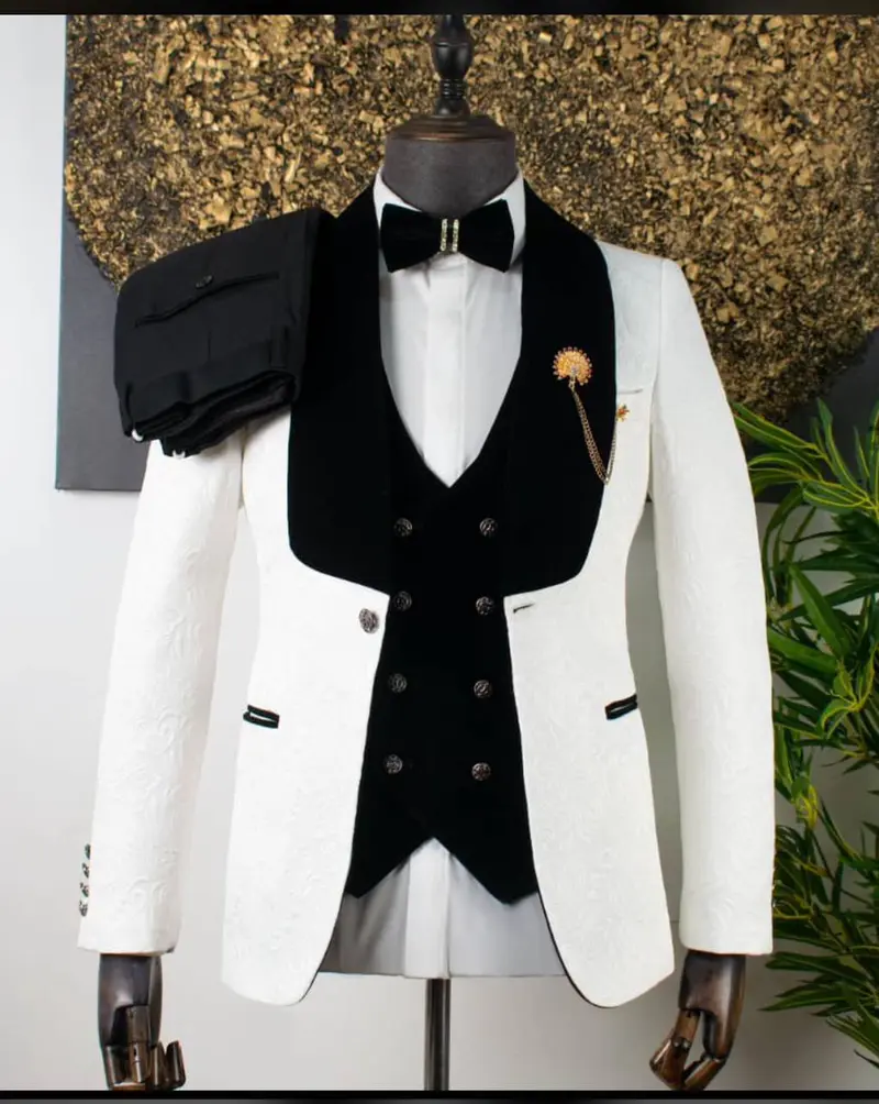 Terno Masculino Preto Sob Medida com Cinto e Lapela com Lantejoulas · Branco / Preto