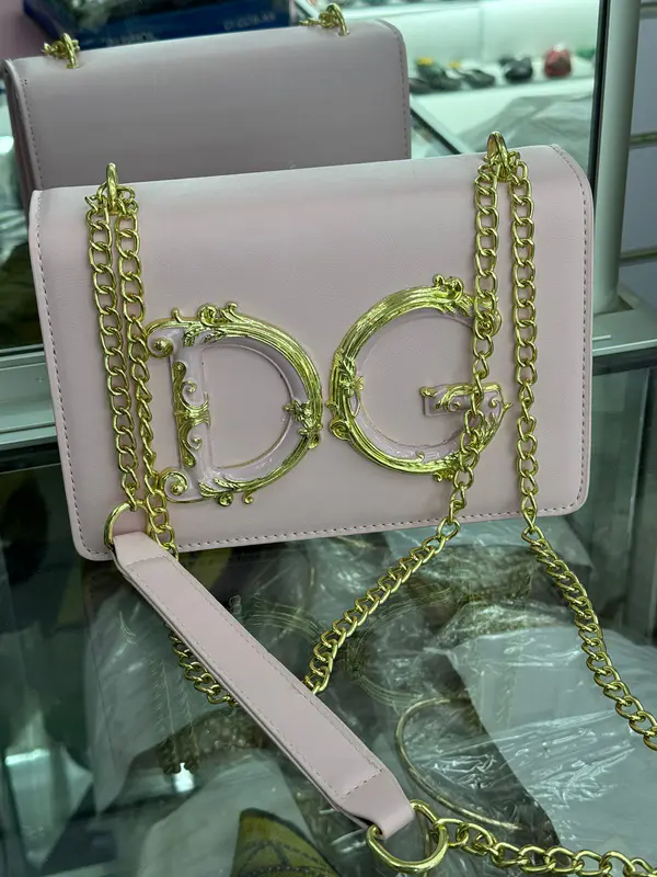 Bolsa de Ombro Rosa Bebe com Corrente Dourada