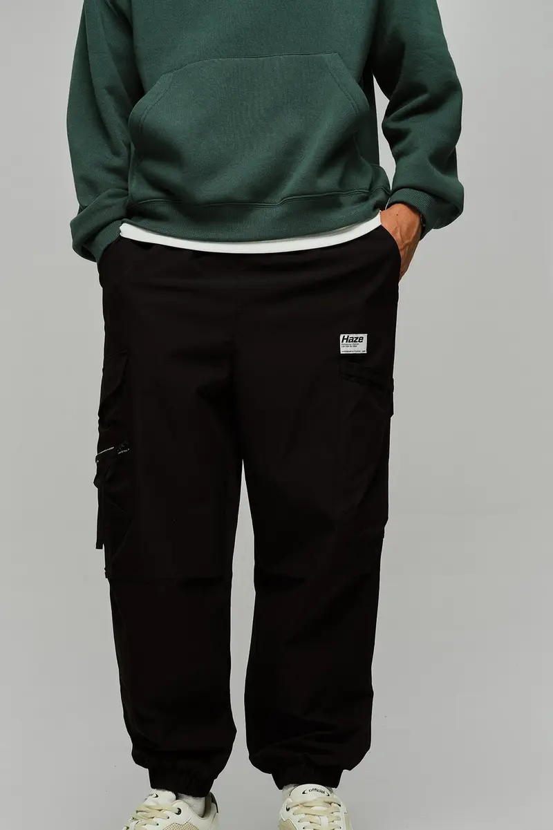 Calças jogger em poliéster · Homem · Preto