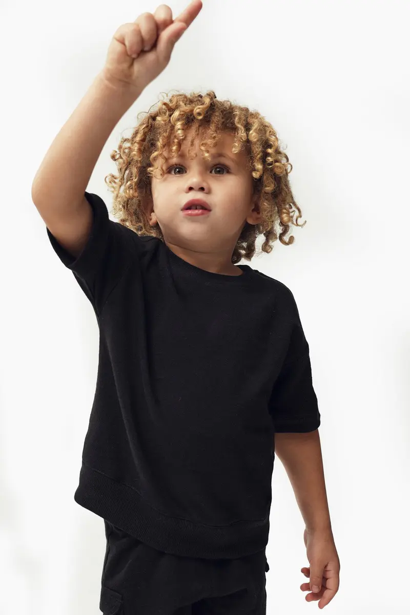 T-shirt Boxy em algodão · Menino · Preto