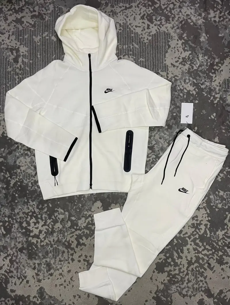 Conjunto Esportivo Nike Moderno com Capuz · Branco