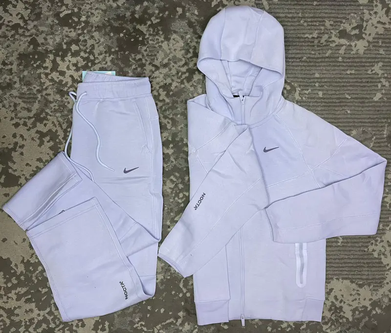 Conjunto Esportivo Nike Moderno com Capuz · Roxo