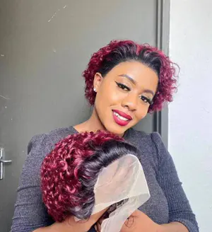 Peruca Cacheada Vermelha com Tela Frontal  