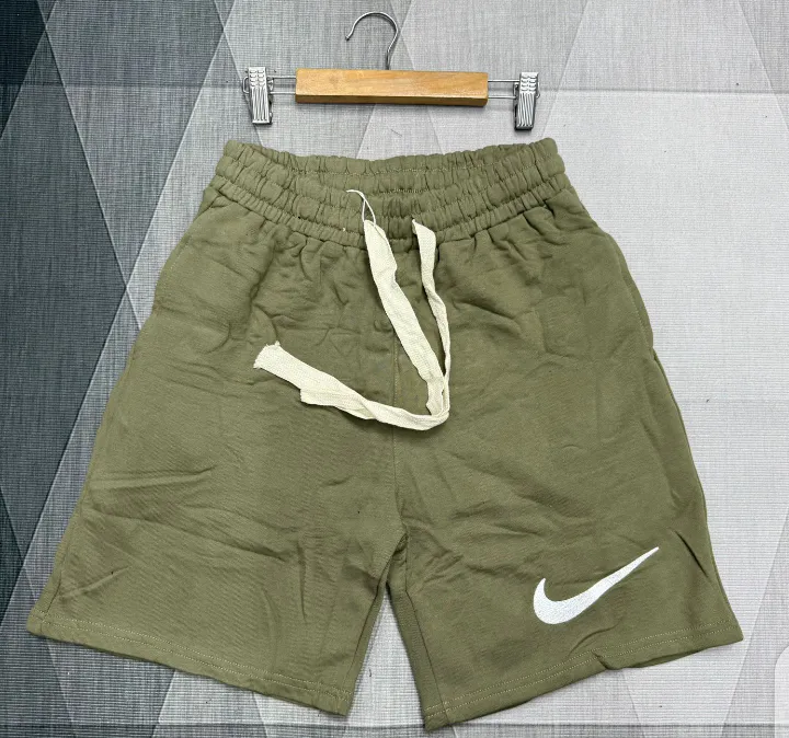 Shorts Esportivos Prada Bege · Verde iceberg · Modelo 2