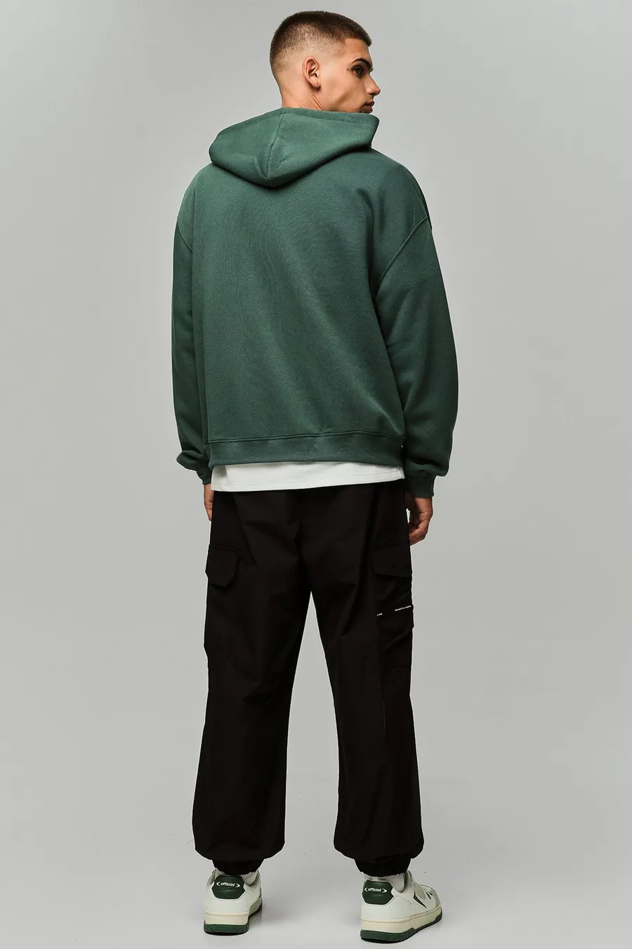 Calças jogger em poliéster · Homem · Preto