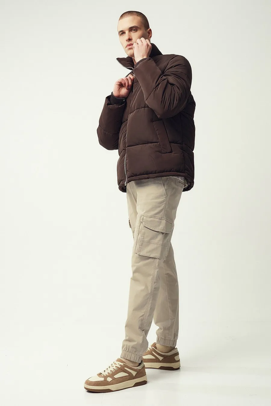 Calças jogger · Homem · Creme · Modelo 2