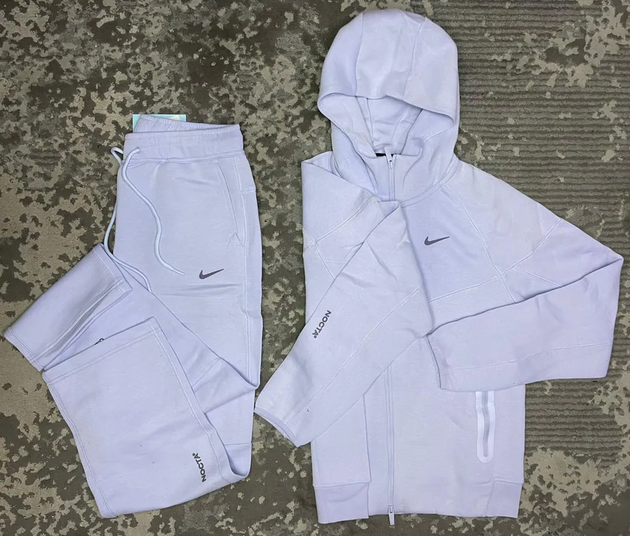 Conjunto Esportivo Nike Moderno com Capuz · Roxo
