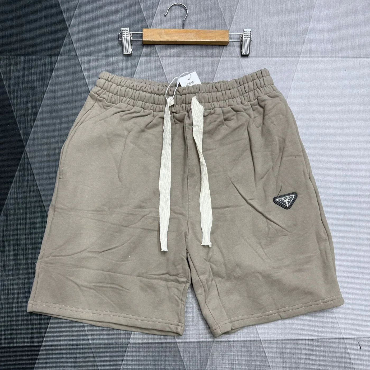 Shorts Esportivos Prada Bege