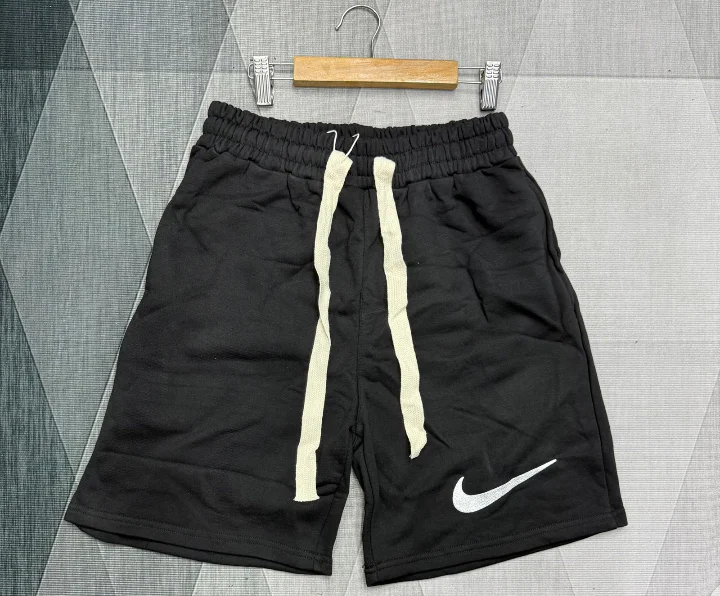 Shorts Esportivos Prada Bege · Preto · Modelo 2