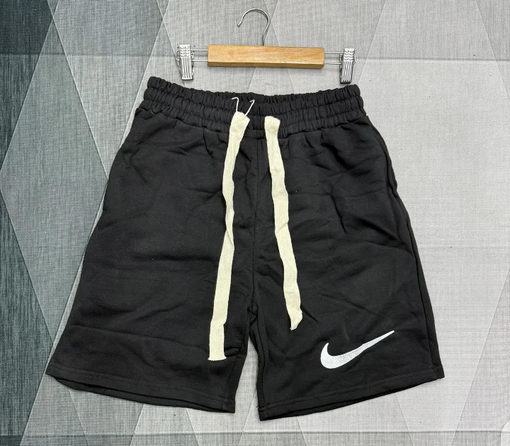 Shorts Esportivos Prada Bege · Preto · Modelo 2