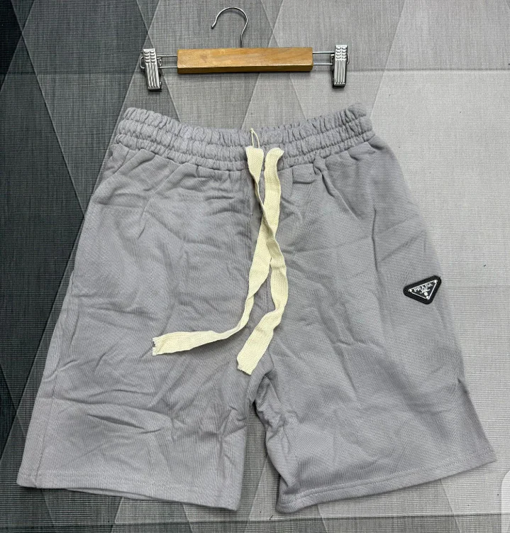 Shorts Esportivos Prada Bege · Cinzento