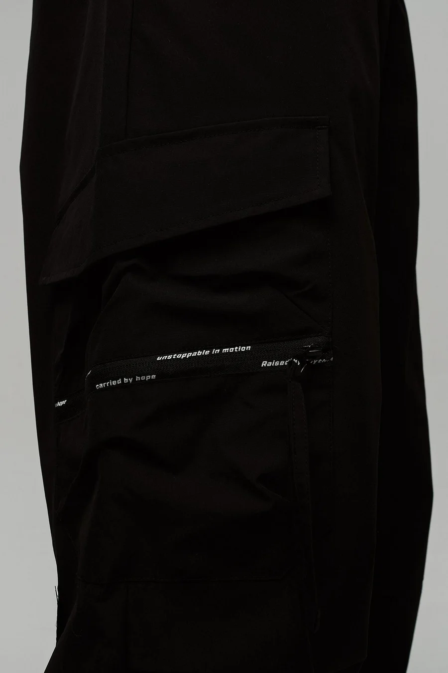 Calças jogger em poliéster · Homem · Preto