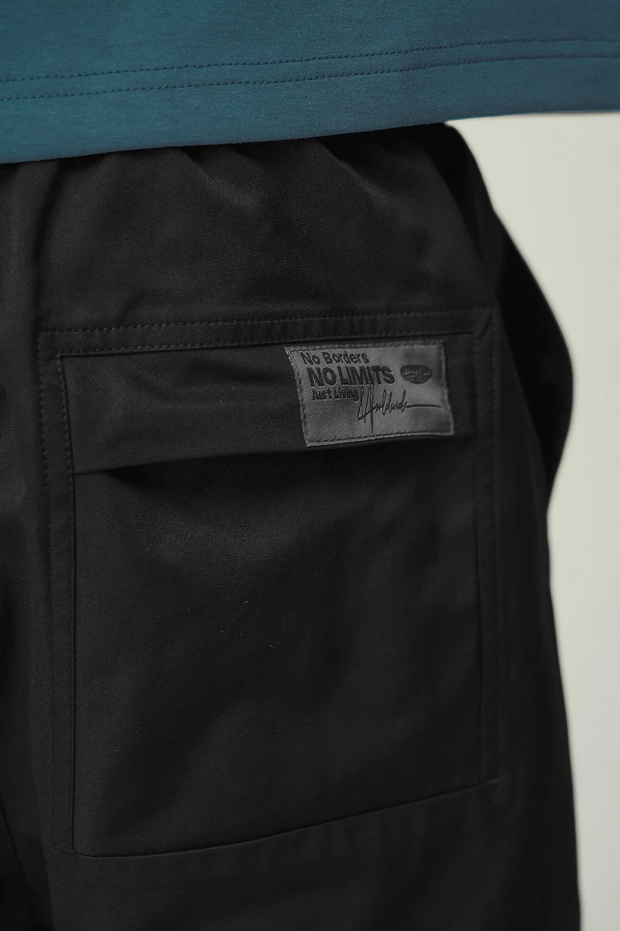 Calças jogger em poliéster · Homem · Preto · Modelo 2