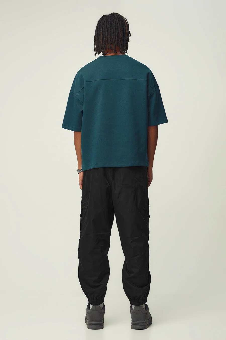 Calças jogger em poliéster · Homem · Preto · Modelo 2