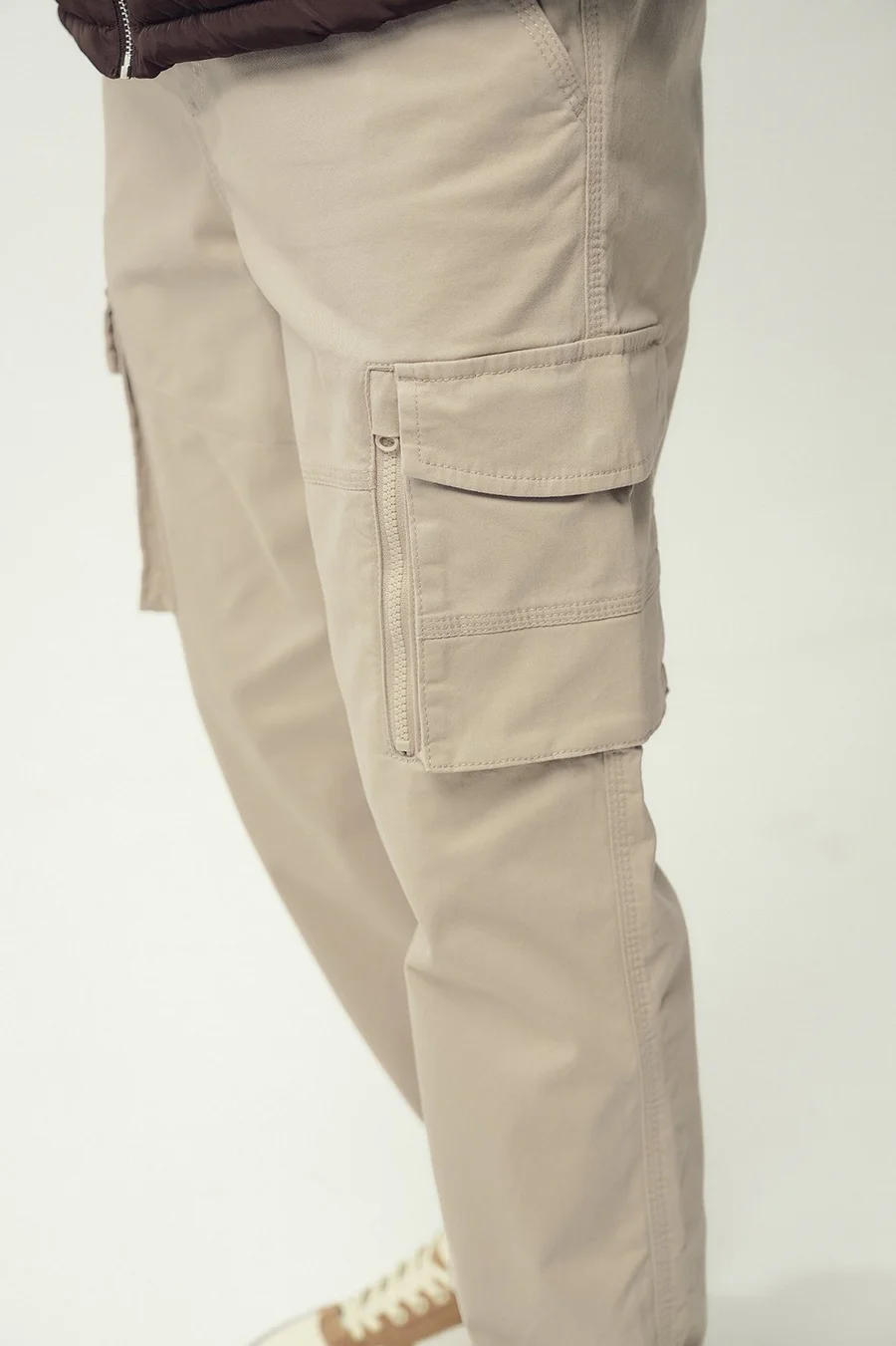 Calças jogger · Homem · Creme · Modelo 2