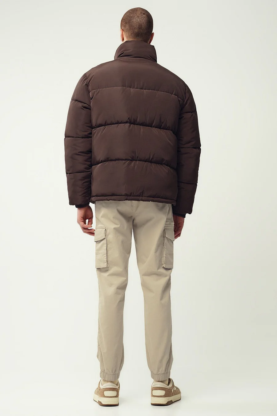 Calças jogger · Homem · Creme · Modelo 2