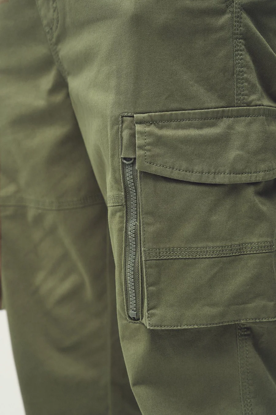 Calças Tapered em algodão · Homem · Verde Oliveira