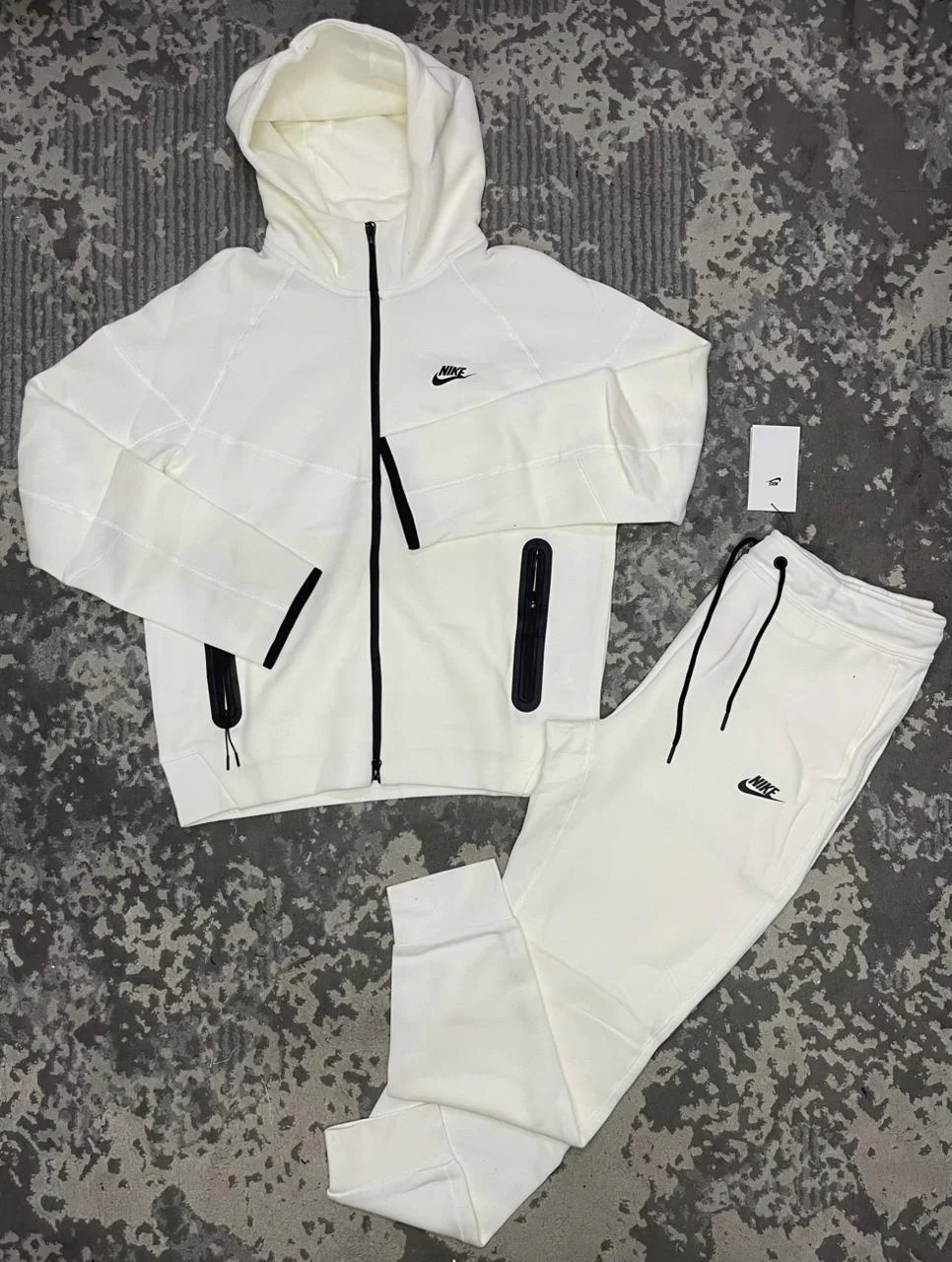 Conjunto Esportivo Nike Moderno com Capuz · Branco