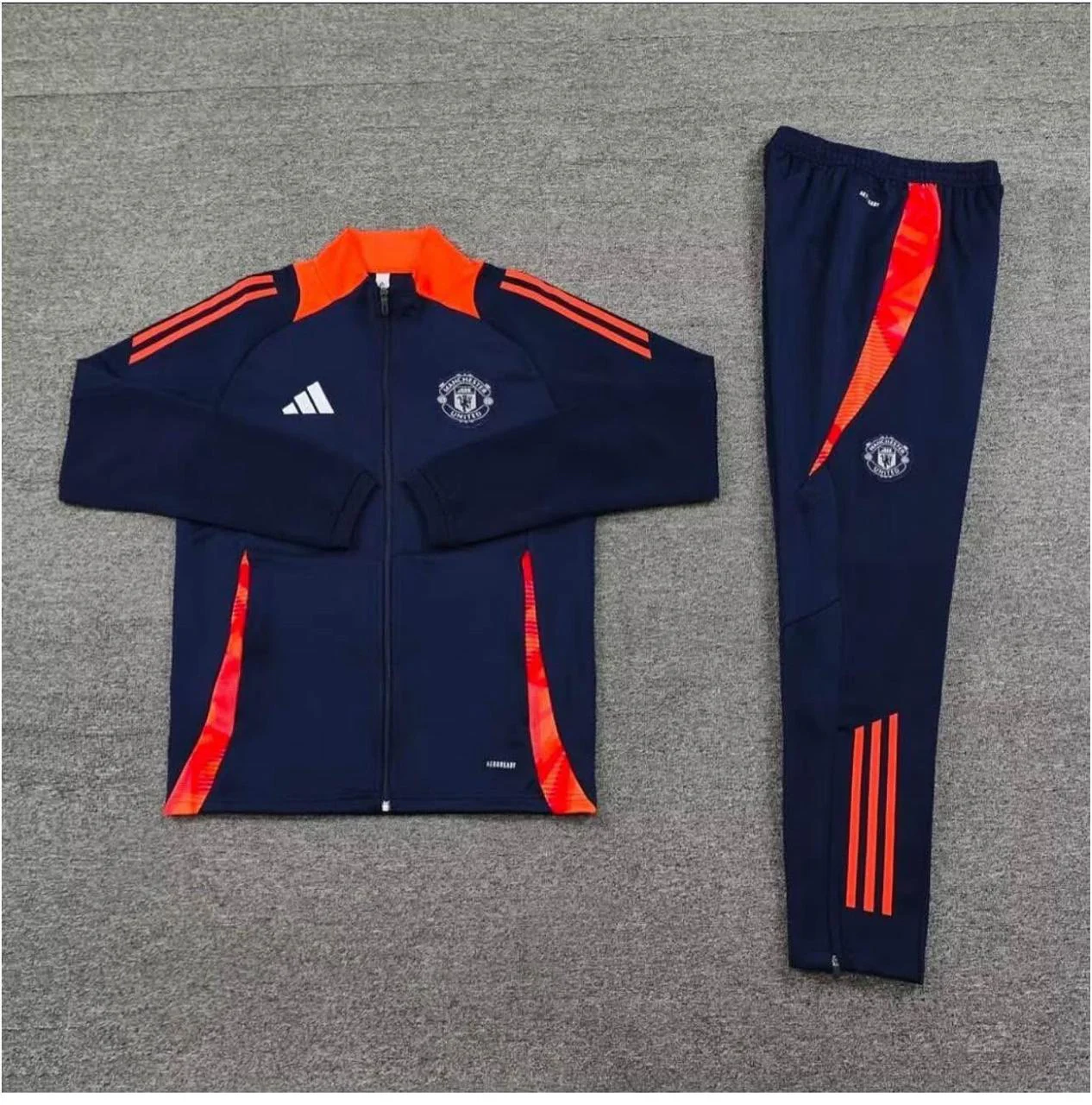 Conjunto Esportivo Nike Elegante com Capuz e Calça · Azul / Vermelho