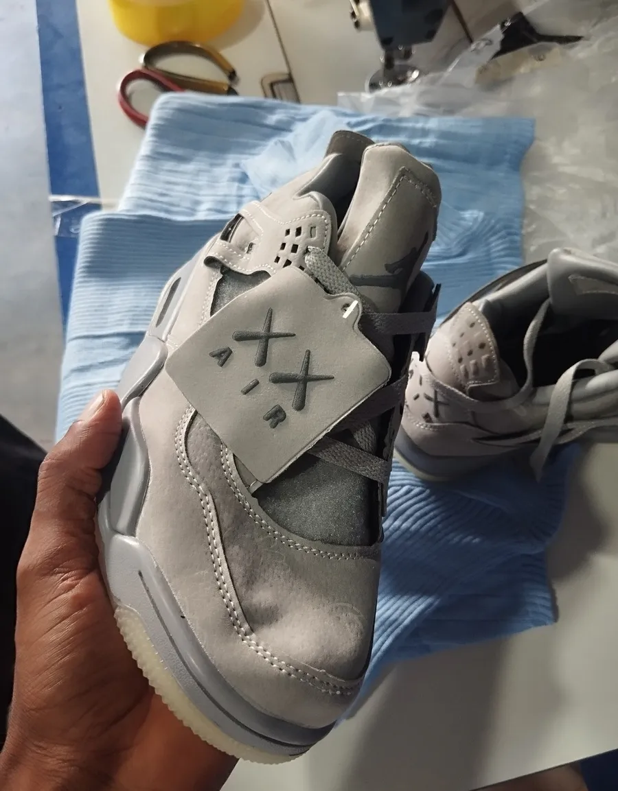 Tênis Air Jordan 4 Retro · Cinza Prateado Fosca