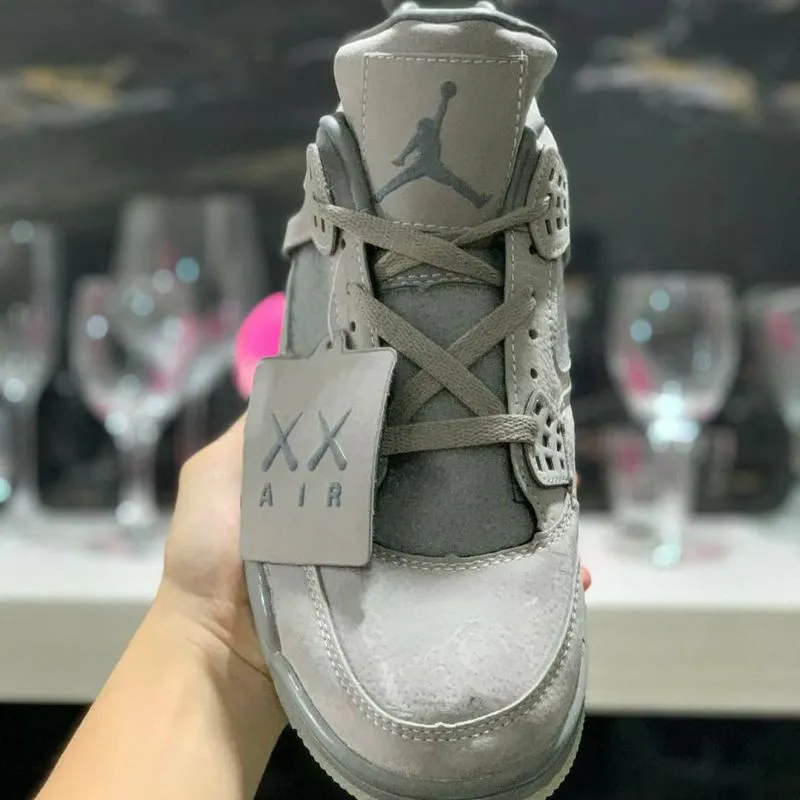 Tênis Air Jordan 4 Retro · Cinza Prateado Fosca