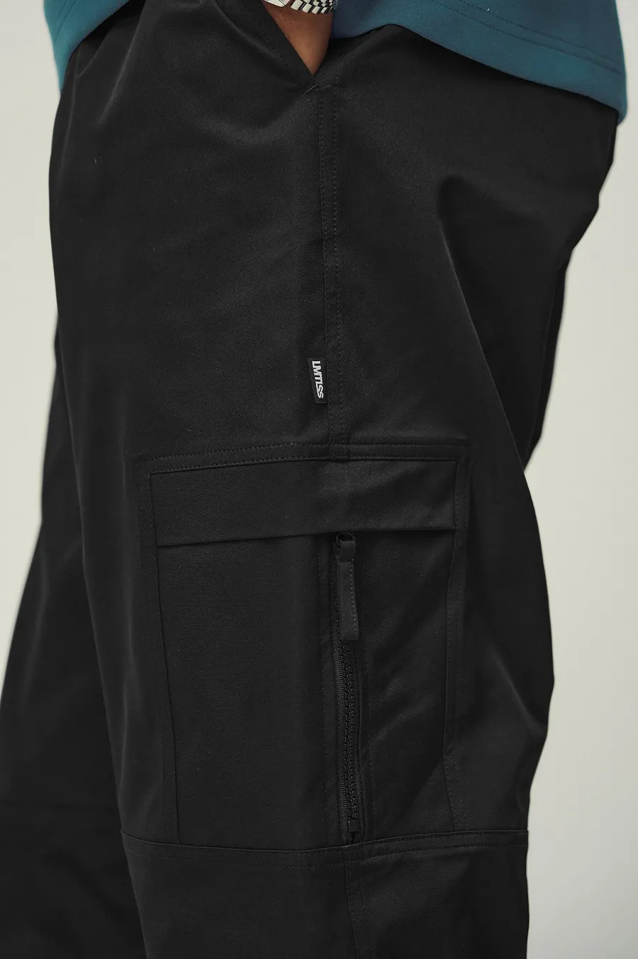 Calças jogger em poliéster · Homem · Preto · Modelo 2