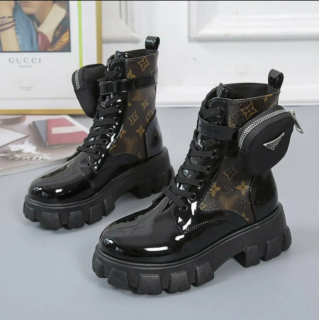 Botas Fashion Urban – Meia Bota com Bolsa de Pulso