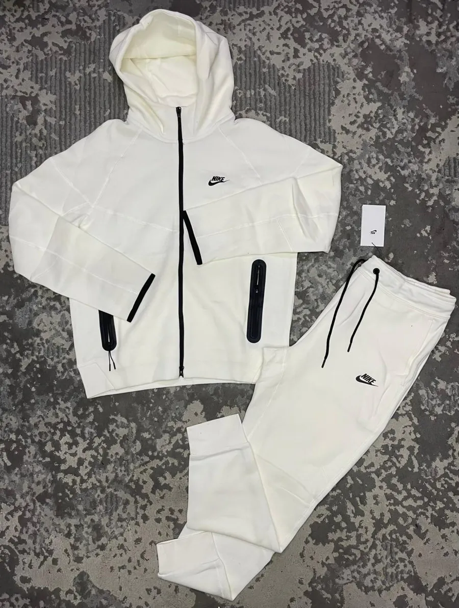 Conjunto Esportivo Nike Moderno com Capuz · Branco