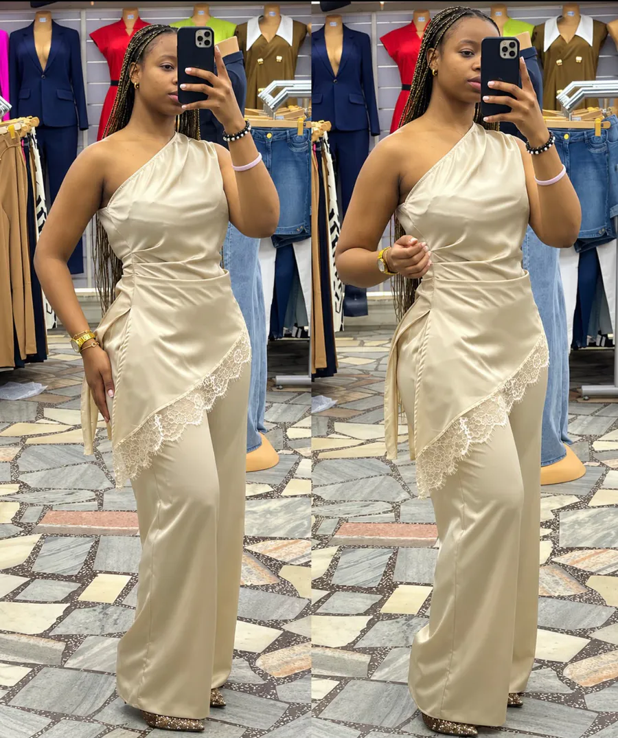 Conjunto de Cetim de Um Ombro com Renda e Calça Pantalona Creme